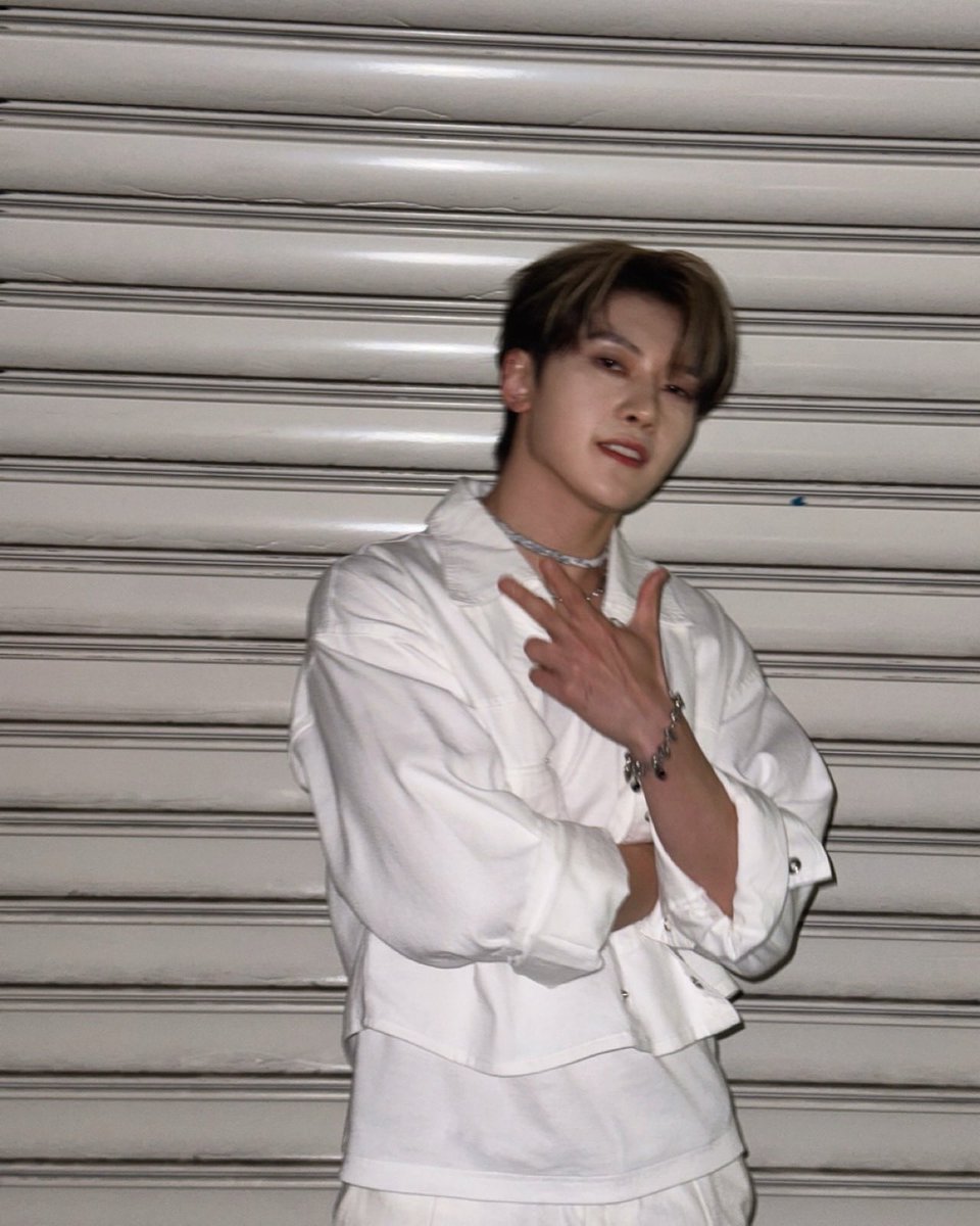 maehttw's tweet image. A little breakdown after the stage finished. Is it too late to come here? Shining like the stars, as pure as the daisy. 💭 Wearing white like no one would challenge me to do better / ˖  ᘞ ˚ ۪