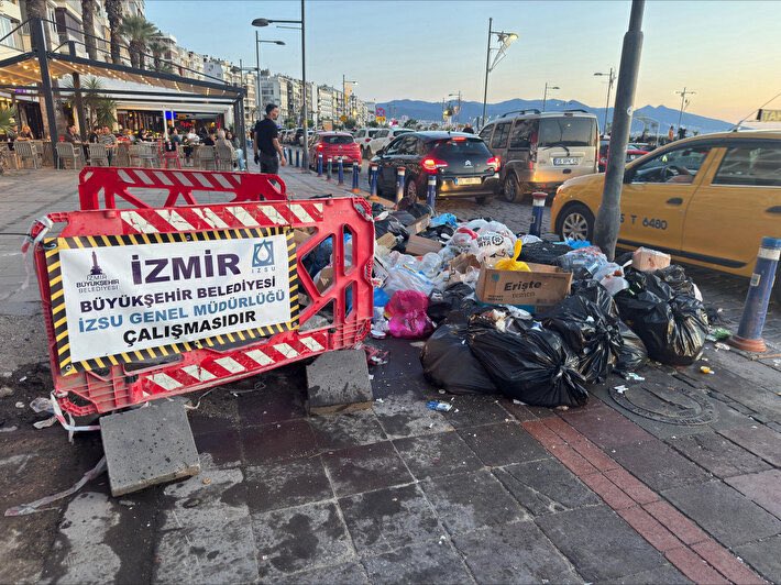 İzmir Büyükşehir Belediyesi ile DİSK arasında anlaşma sağlandı. Kentte belediye işçilerinin grevi sona erdi.

Sendika, Cemil Tugay'ın %30 zam ve %19'luk enflasyon farkı teklifini kabul etti.