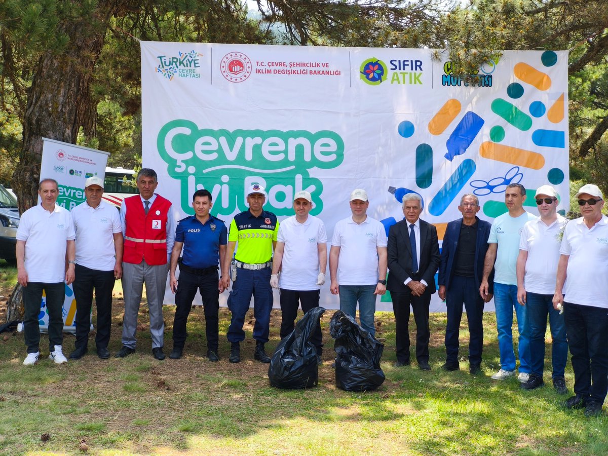 HuyukilceMEM's tweet photo. Kaymakamımız Sn. Ebrar Evsen, Belediye Başkanımız Sn. Dr. Sadık Sefer, Konya Çevre İl Müdürümüz Sn. Fatih Ayaz, İlçe Milli Eğitim Müdürümüz Erdoğan Maden, Şube Müdürlerimiz ve öğrencilerimizle plastik kirliliğine karşı farkındalık için Çevrene İyi Bak etkinliğini gerçekleştirdik. https://t.co/rPptltboB9