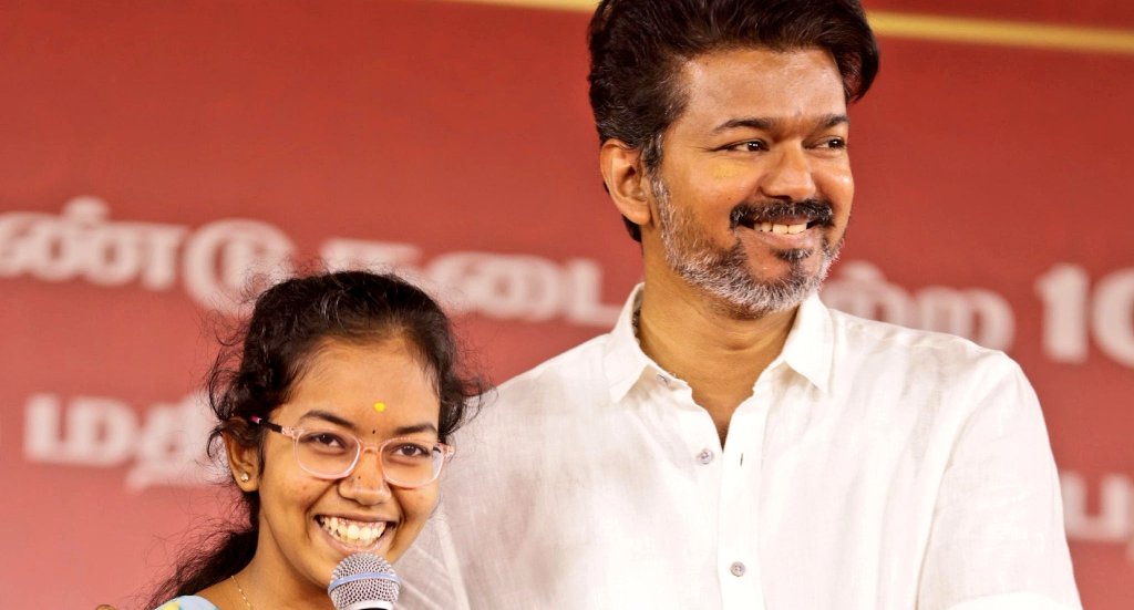 SRKRAJKUMAR12's tweet photo. தலைவன் 😃
#VijayHonorsStudents #VIJAY #StudentsMeet https://t.co/QVZHQKzzM1
