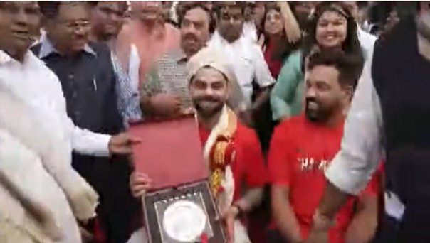 hyperkohli's tweet image. They made kohli groom😭😭