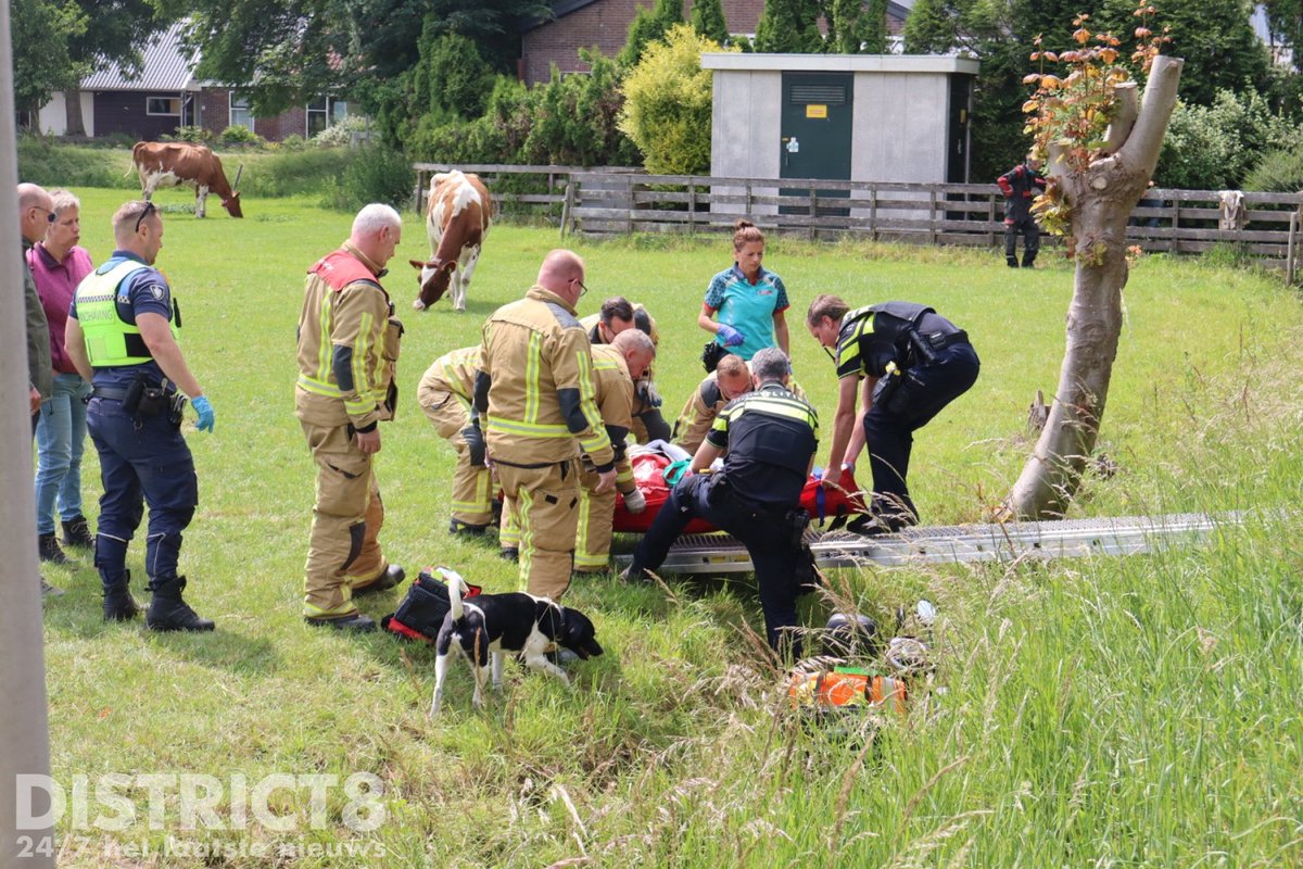 Vrouw met scootmobiel van de weg in Schipluiden, hulpdiensten ter plaatse