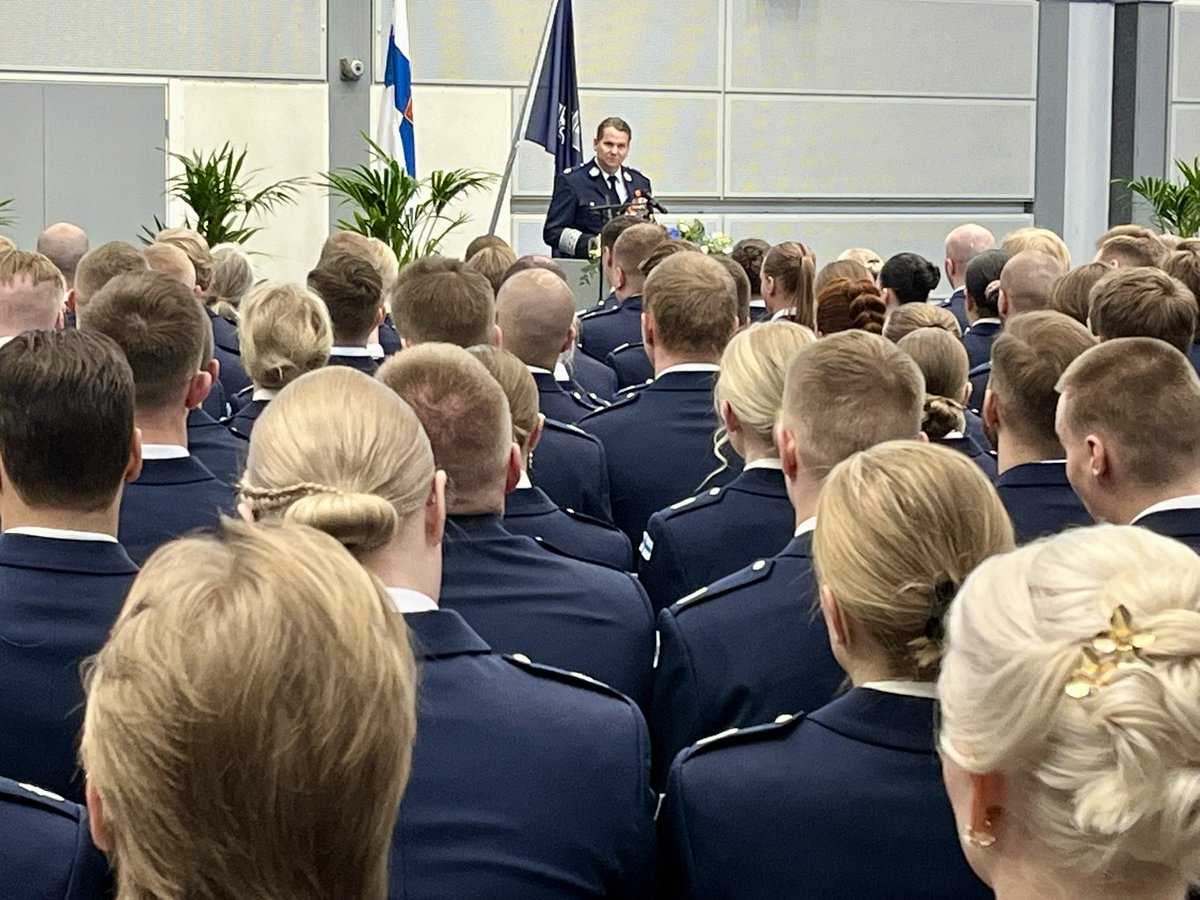 Onnittelut tänään poliisin eettisten valan antaneille! 🌹
Valan otti vastaan poliisiylijohtaja <a href="/ilkkakoskimki/">Ilkka Koskimäki</a>.
Tiedote:
polamk.fi/-/poliisi-amk-…