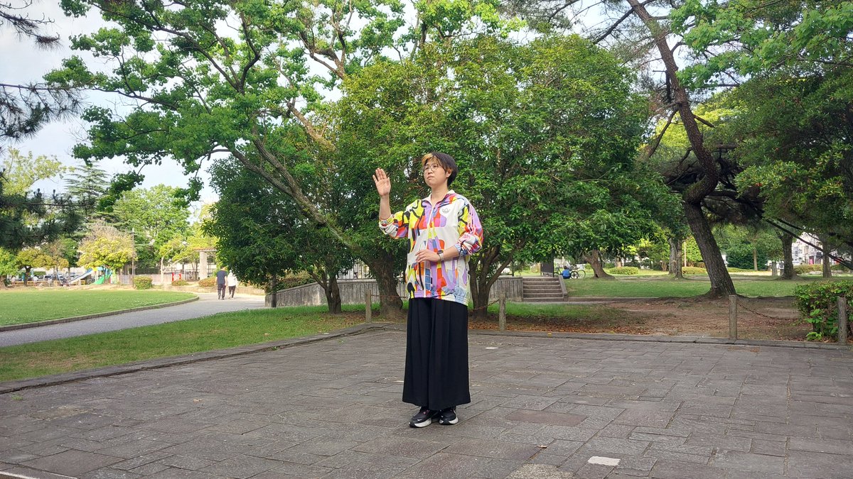 fukkcal's tweet photo. 今日はお外でおマイムの稽古。
ふと目を上げると蚊柱。
あいつらユスリカって名前なんですね。かっこいい名前しやがって。エウレカみたいな名前しやがって。生を全うしやがれ。
(マイムのいぬづか) https://t.co/lmh3QAky3f
