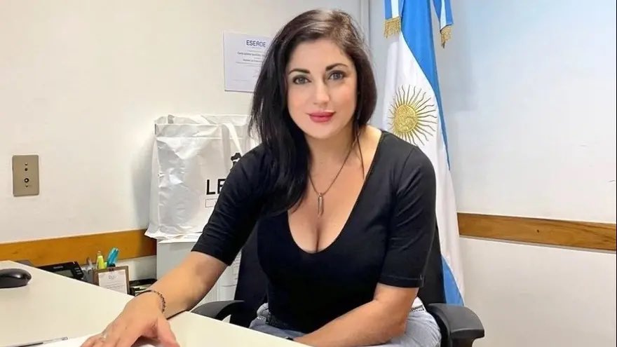 Juliana Santillán cobra más de 5 MILLONES POR MES para sentarse en un estudio de TV y decirle a un MÉDICO que se dedica a SALVAR VIDAS que no puede pedir un aumento de sueldo porque con 360mil pesos vive una familia entera.

Mamita, venían a combatir LA CASTA