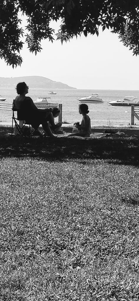 CitiesStreets's tweet photo. They didn’t talk much. But in the silence, a thousand memories were made.

#blackandwhite #streetphotography #monochrome #bnwmood #silentmoments #timelessvibes https://t.co/CB6ZBfdJiU