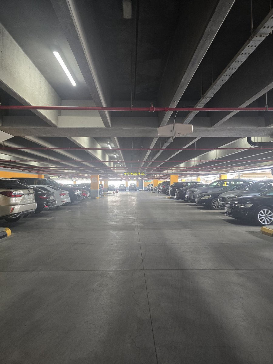 مجمع #الأندلس مشروع فائق بمختلف المعايير.
غير جمال المبنى ورحابة الأدوار والمنطقة الخارجية على الرغم من ان جو الكويت ما يدعم هذي الرؤية، الا ان المكان لازال رائع.

اللي لفت نظري المواقف المصاحبة على اعلى مستوى.
سعة ورحابة وتنظيم ونظافة فائقة 
#برافو

مجمعين جداد، للأسف مواقفهم