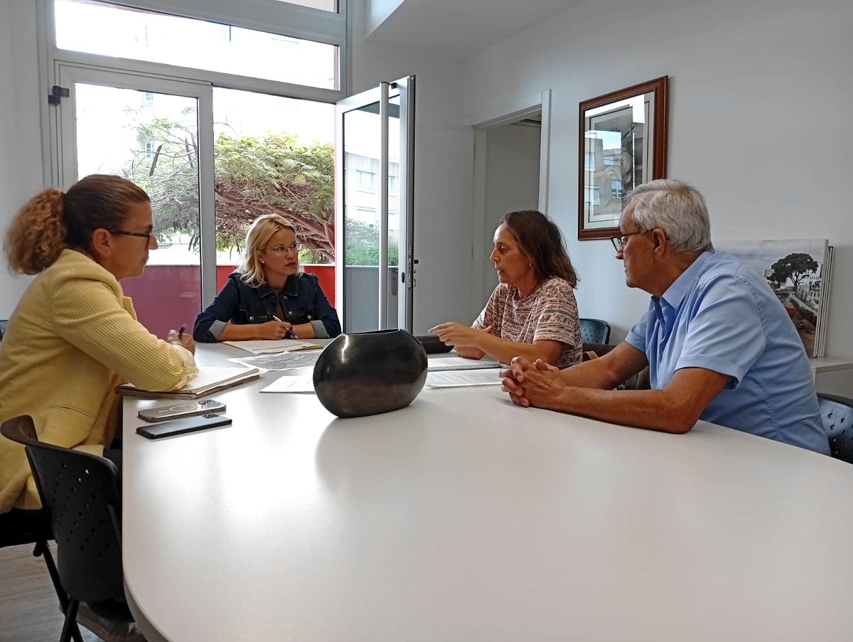D_Tamaraceite's tweet photo. 🤝 Ayer, la concejala del distrito, Esther Martín, recibió a representantes de la A.V. Yasmira de #LasMesas.
Nos trasladaron la problemática del barrio, con el objetivo de buscar soluciones 🔍 que mejoren la calidad de vida🧑🤝🧑.
#distritotamaraceite
@EstherMartin_80 https://t.co/KBblLbjMs2