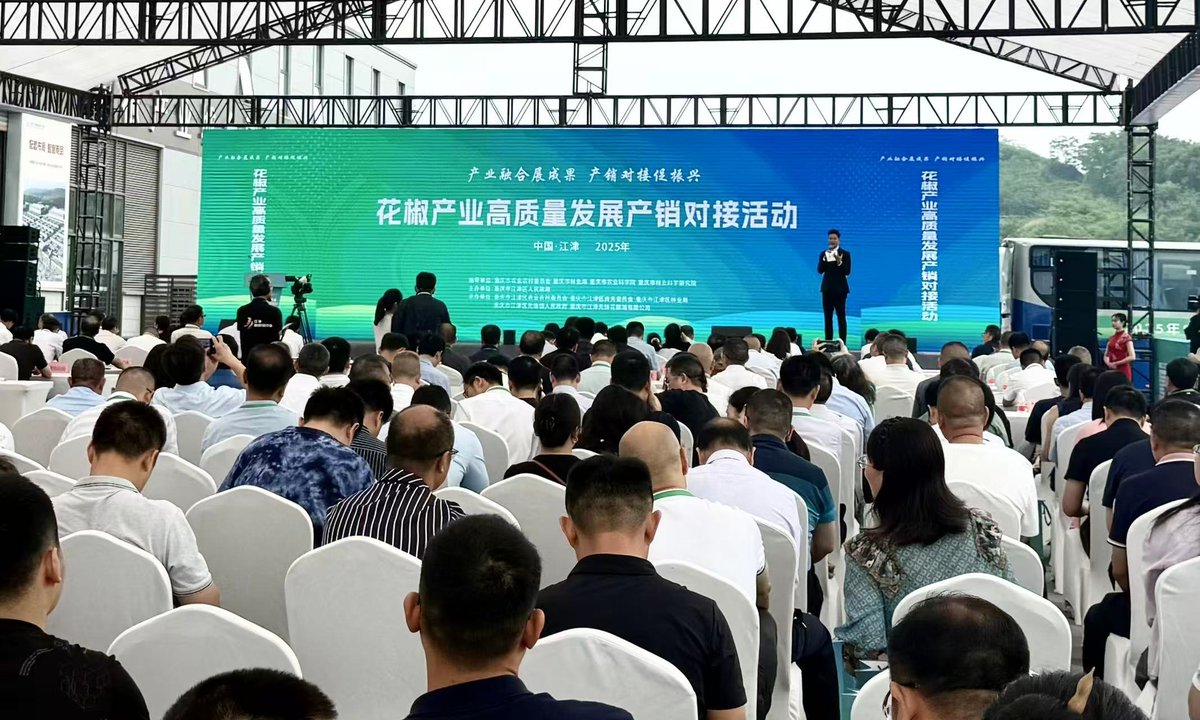 ChongqingCinc's tweet image. 500+ stakeholders gathered in Chongqing for the 2025 Jiangjin Pepper Industry Summit. Signed major deals, launched new trading hub &amp;amp; unveiled innovative tech/varieties! Boosting rural revitalization &amp;amp; global reach. 🌍 #SichuanPepper #Jiangjin #Agribusiness #Chongqing