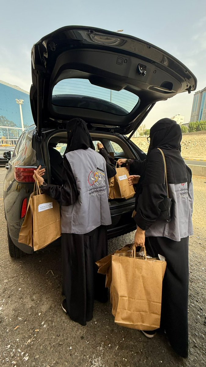 في إطار رسالتها الإنسانية ودورها التوعوي، قامت جمعية معاد لرعاية مرضى الكلى بمنطقة مكة المكرمة و متطوعات الخدمة الاجتماعية بتوزيع الهدايا والمنشورات الصحية على حجاج بيت الله الحرام، تعزيزًا للوعي الصحي وخدمةً لضيوف الرحمن.
 #صحة_الحجاج #حج_1446 #مكة_المكرمة #منصة_إحسان #التطوع