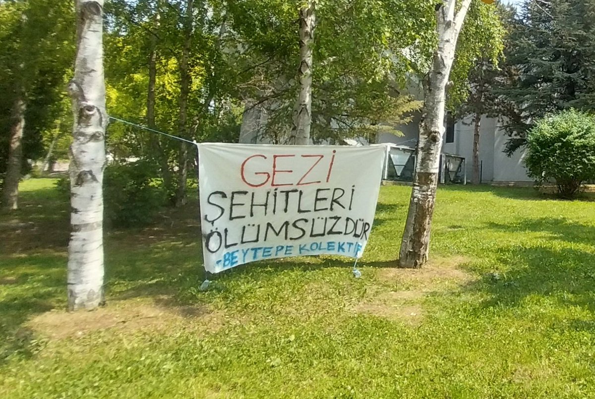 📍 Beytepe, Ali İsmail Korkmaz Amfisi 

12. senesinde Gezi'yi de Gezi'de  yitirdiklerimizi de unutmuyor, mücadelemizde yaşatmaya devam ediyoruz.

"Gezi şehitleri ölümsüzdür!"

#Gezi
#Gezi12Yaşında 
#ÜniversiteAyakta