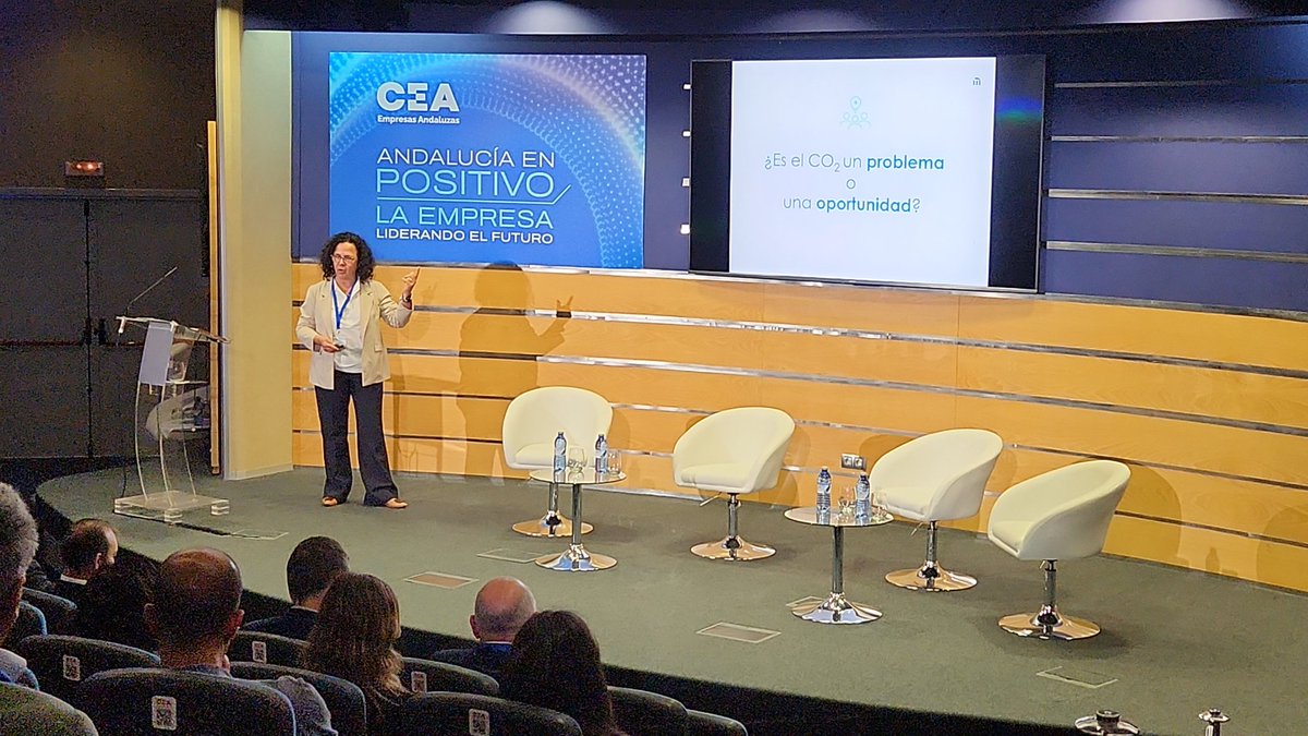 pgmahamud's tweet image. 👩🏼‍🔬 No es una lección magistral de Química Industrial, pero se le parece bastante. Aprendiendo de la mano de #JoanaFrontela, directora del 🔬 Centro de #Innovación en #TransiciónEnergética de @MoeveGlobal. Jornada de @pteco2 en #Sevilla 🤝🏻 @IndustriaAnd @CienciaGob @CEAes_