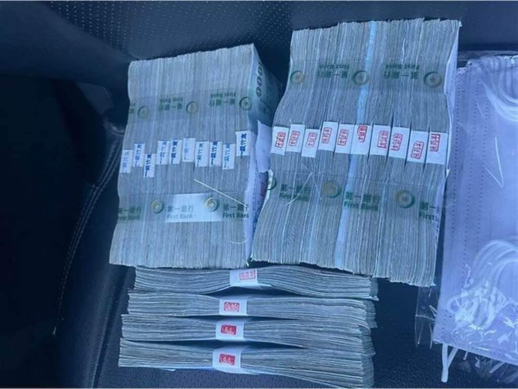 lkgilly01's tweet photo. 需要資金短期長期小額週轉、汽機車、黃金、白金、3c用品借貸借錢借款，增貸移件降利息，代償高利的歡迎來當鋪來找我諮詢。無當品也可以洽談。或是只能借小額而已的都可以跟我聯繫，任何其他房屋任何借款貸款的業務都可以跟我詳談。歡迎代辦合作。 #移件增借降息 #台南當鋪 #小額週轉 #證件借款 https://t.co/qKrx7iTXYN