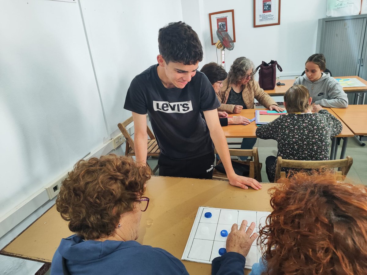 Mayores y jóvenes del IES Turóbriga se encuentran en un taller de estimulación física y cognitiva, fortaleciendo lazos y compartiendo aprendizaje.
Gracias al apoyo de <a href="/FundlaCaixa/">Fundación ”la Caixa”</a> , seguimos trabajando  y combatiendo la soledad. #ConvocatoriasProyectosSociales #FundaciónLaCaixa