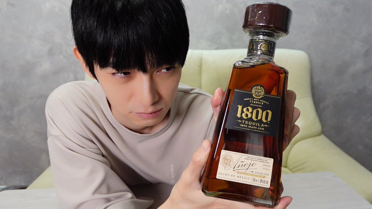 k_hongo_staff's tweet photo. 大好きなテキーラを飲みまくる！

テキーラ1本飲む
https://t.co/ch69qamsqp

#PR
#本郷奏多
#ナッシュ https://t.co/HiBtD6HRmb