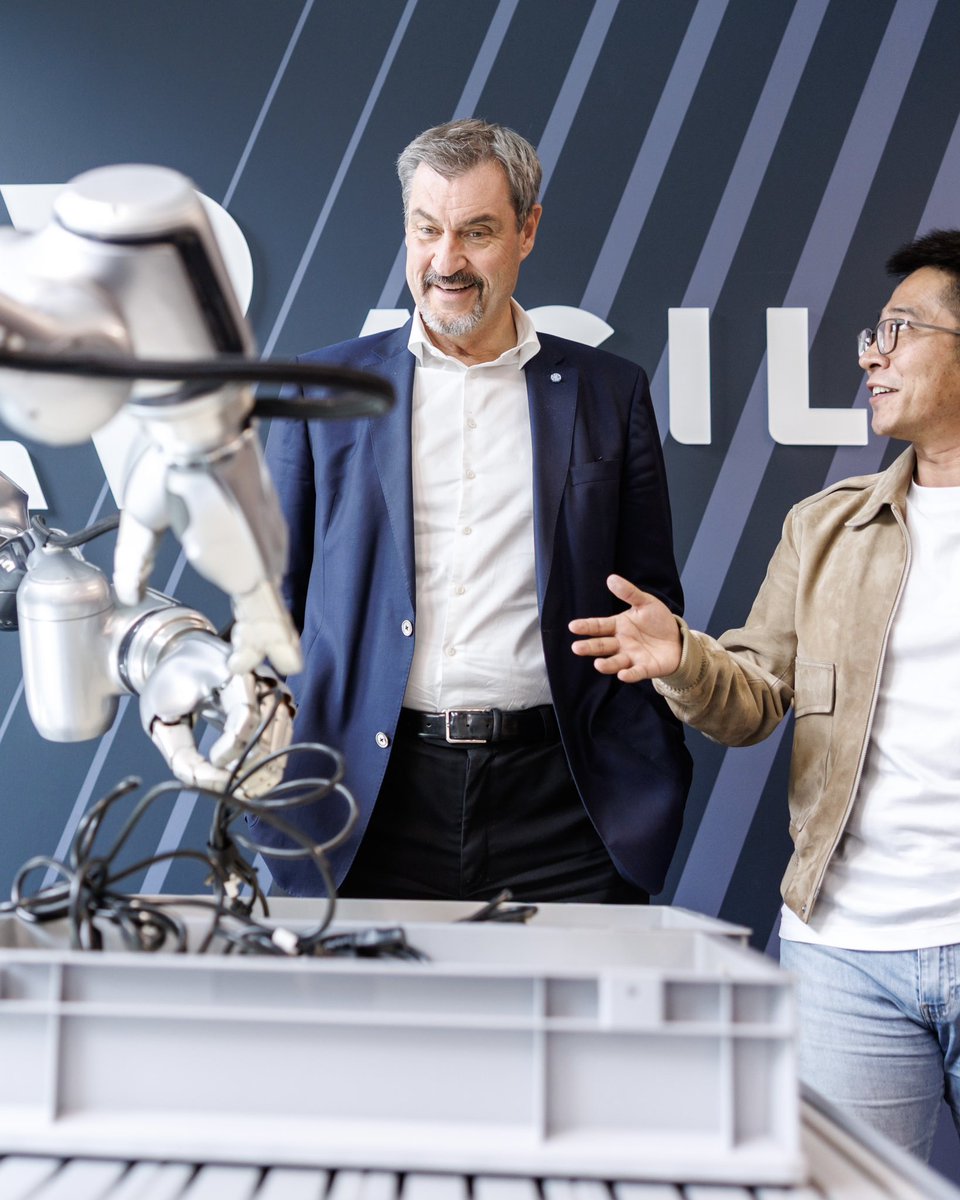 Markus_Soeder's tweet image. Perfektes Match: Das Headquarter von #AgileRobots eröffnet in München. Hier entstehen auf modernster Forschungsfläche die #Roboter von morgen – made in Bavaria. Bayern ist der Technologie-Standort Nummer eins und unsere Hightech Agenda Vorbild für ganz Deutschland: Mit sechs Mrd.…