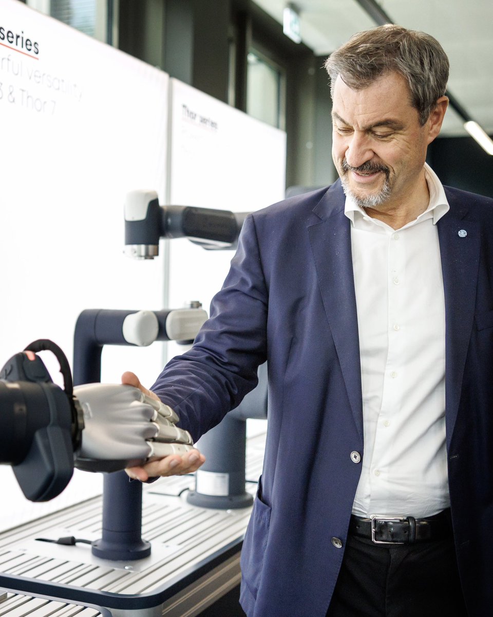 Markus_Soeder's tweet image. Perfektes Match: Das Headquarter von #AgileRobots eröffnet in München. Hier entstehen auf modernster Forschungsfläche die #Roboter von morgen – made in Bavaria. Bayern ist der Technologie-Standort Nummer eins und unsere Hightech Agenda Vorbild für ganz Deutschland: Mit sechs Mrd.…