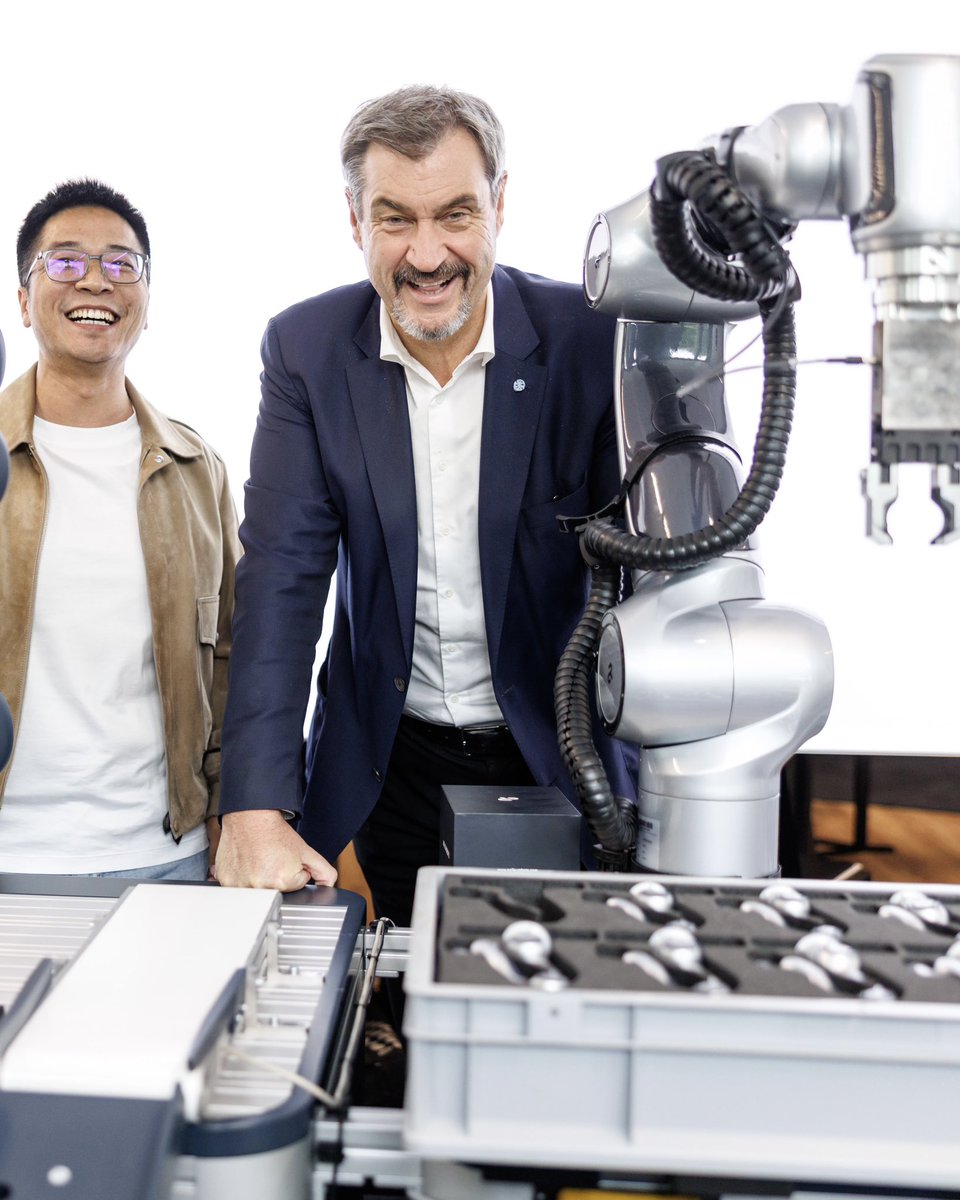 Markus_Soeder's tweet image. Perfektes Match: Das Headquarter von #AgileRobots eröffnet in München. Hier entstehen auf modernster Forschungsfläche die #Roboter von morgen – made in Bavaria. Bayern ist der Technologie-Standort Nummer eins und unsere Hightech Agenda Vorbild für ganz Deutschland: Mit sechs Mrd.…