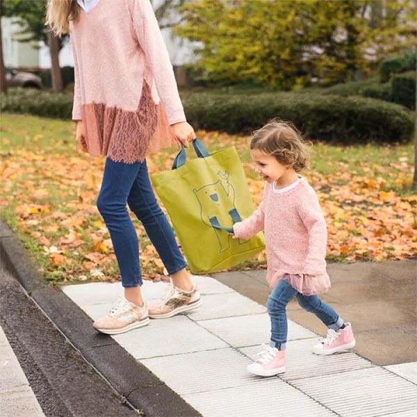 i_______DESIGN's tweet photo. 子ども用の持ち手があるので、手が塞がっていても一緒に隣を歩けるマザーズバッグ。
Familybag(ファミリーバッグ)　|　reisenthel(ライゼンタール)　|　1151r https://t.co/OCiQgdHSjL