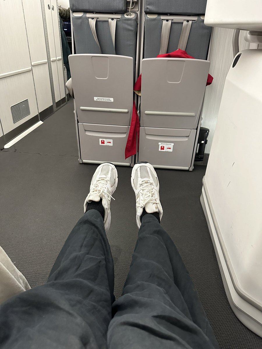 After a 15 hour flight from Hong Kong to Toronto (in an exit row with lots of leg room, thankfully) I’m home! 

I haven’t been home since Christmas 😅

Toronto is an unmatched city in the summer tho, and I can’t wait to see my ppl dem!! ❤️