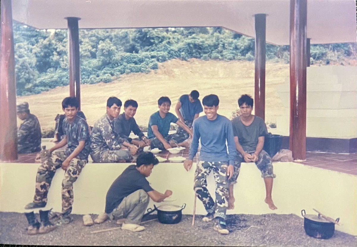 PPTVHD36's tweet photo. ตอกหน้า! "สมเด็จฮุนเซน" งัดภาพหลักฐานยืนยัน ทหารไทยเป็นคนสร้าง"ศาลาตรีมุข" ไว้ใช้ประสานงานทั้ง 3 ประเทศ

อ่านต่อ : https://t.co/qjJgCAN9q3

#ศาลาตรีมุข #ทหารไทย #ช่องบก #ชายแดนช่องบก #ทหารกัมพูชา #กัมพูชา #สามเหลี่ยมมรกต #ชายแดนไทยกัมพูชา #เรื่องข่าวเรื่องใหญ่ #PPTVHD36 https://t.co/iG7LFVBzh2