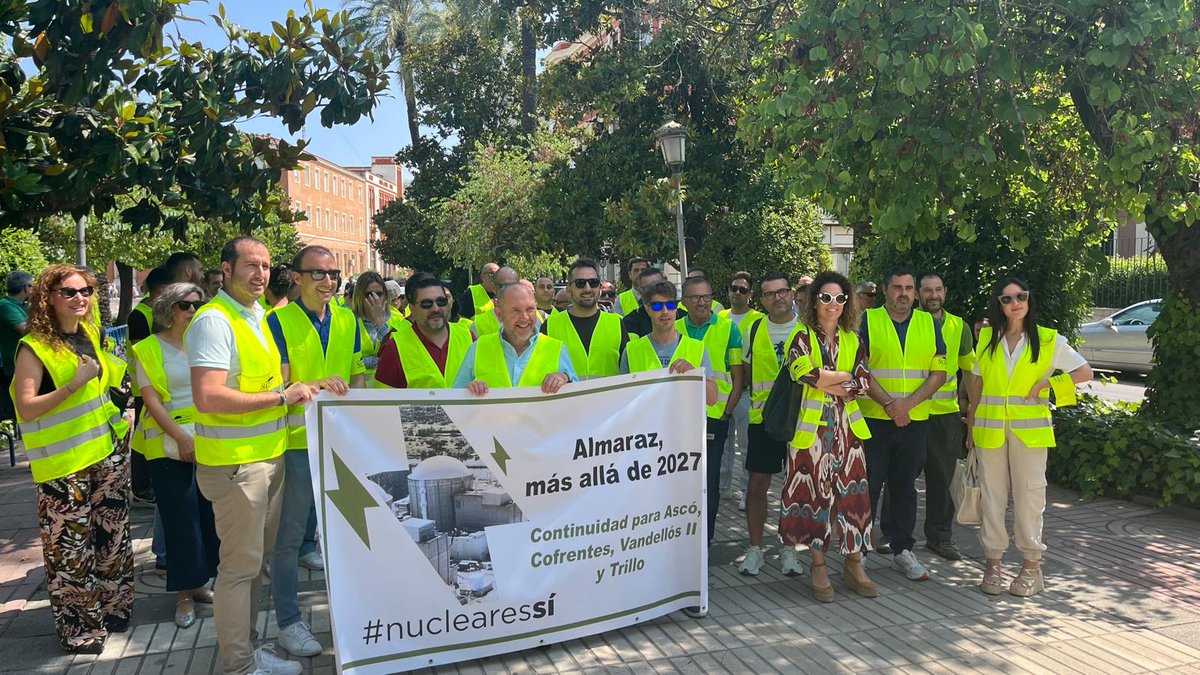 Econucleares (@econucleares) on Twitter photo ⚛️La Central Nuclear de Almaraz se moviliza en Badajoz para pedir a la delegación del gobierno la continuidad de la planta⚛️
La central, además de contribuir un 7% de todo el consumo eléctrico anual español, es un pilar fundamental de la economía extremeña. ⚛️La Central Nuclear de Almaraz se moviliza en Badajoz para pedir a la delegación del gobierno la continuidad de la planta⚛️
La central, además de contribuir un 7% de todo el consumo eléctrico anual español, es un pilar fundamental de la economía extremeña.