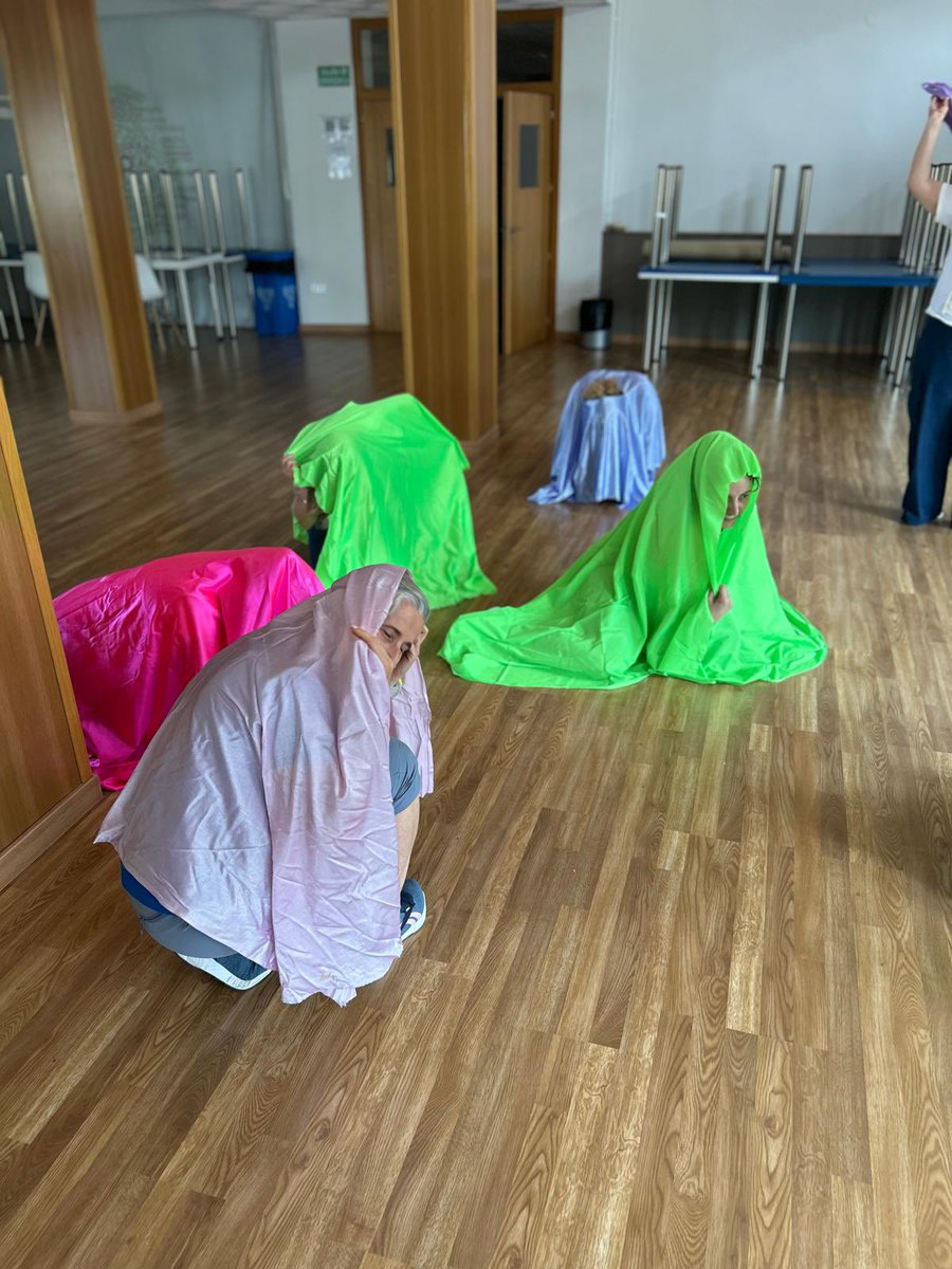Ayer terminamos la formación de Psicomotricidad 🧎🏼‍♀️‍➡️🧎🏾‍♀️en la que el profesorado ha vivido propuestas que vinculan lo corporal🤸🤸‍♀️ con lo emocional 🫂 y lo social 🗣️