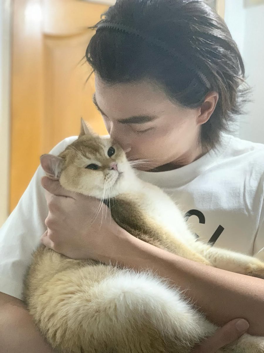 เต้ : ป๊าอย่าหอมจิค้าบ 
ป๊า : อ้าว!!ทำไมล่ะ
เต้ : เดี๋ยวสาวๆๆเห็นค้าบป๊า😻😺😁😁😁

#InternationalHugYourCatDay 
#วันกอดแมวสากล #VIFxBA
#GulfKanawut
#อาซาร์แมวเซา 
#ก็องเต้แมวซน
