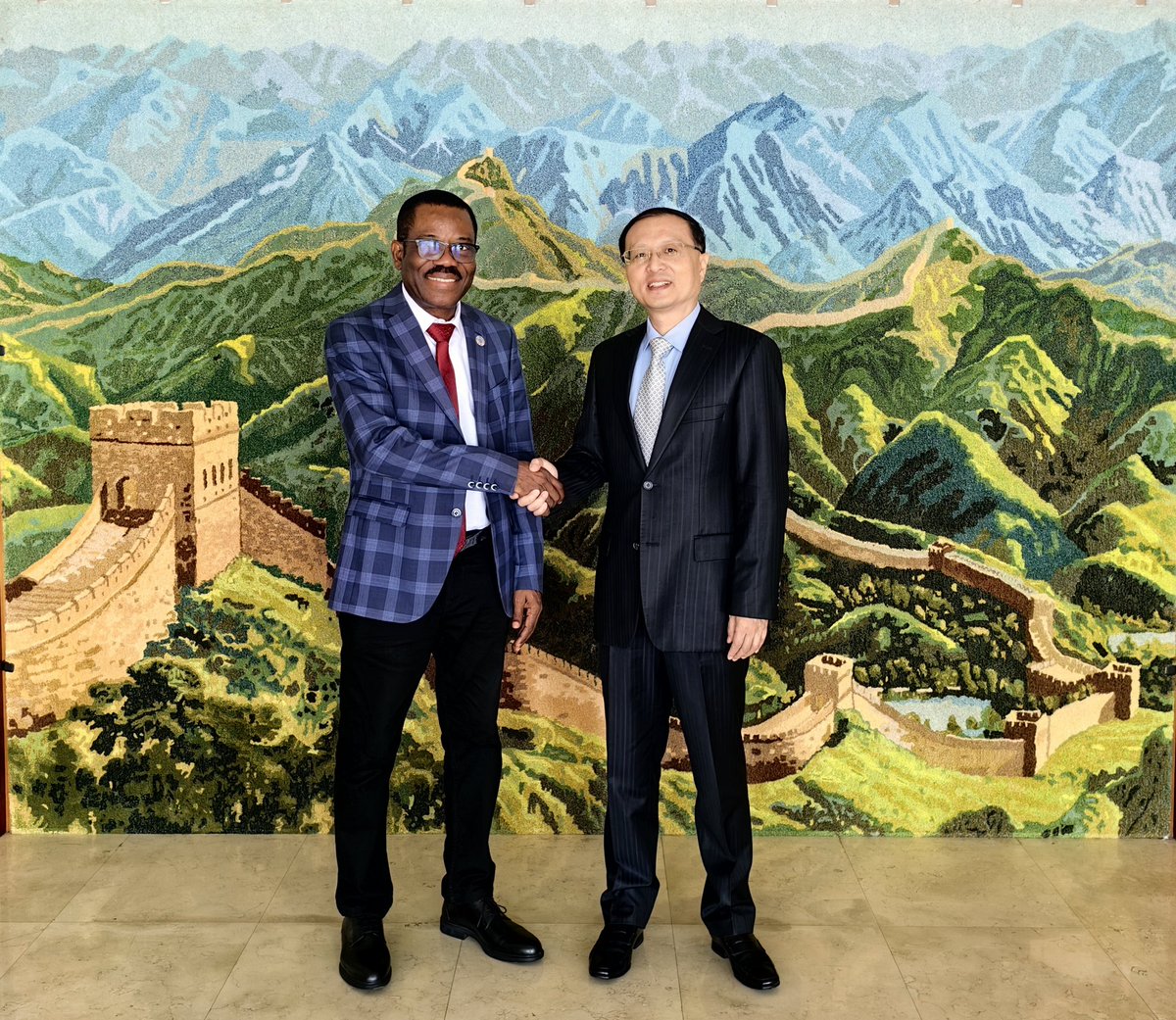 ChineAmbDjibout's tweet image. L’Ambassadeur HU Bin est très heureux d'avoir rencontré M. Kwami Dzifanu NYARKO-BADOHU, représentant de la FAO @FAODjibouti à 🇩🇯, et d’avoir eu des échanges riches sur le renforcement de la coopération pragmatique en matière d'agriculture et de développement rural en faveur de la…