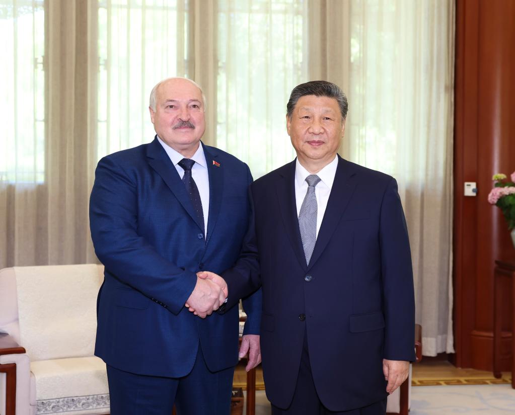 Presidenti kinez Shi Gjinpin, është takuar sot me presidentin bjellorus Aleksandër Lukashenko në Pekin. Presidenti Gjinpin, ka falenderuar Lukashenkon për vizitën e tij të radhës, si dhe për bashkëpunimin e ndërsjelltë politik dhe rritjen e miqësisë mes të dyja vendeve.