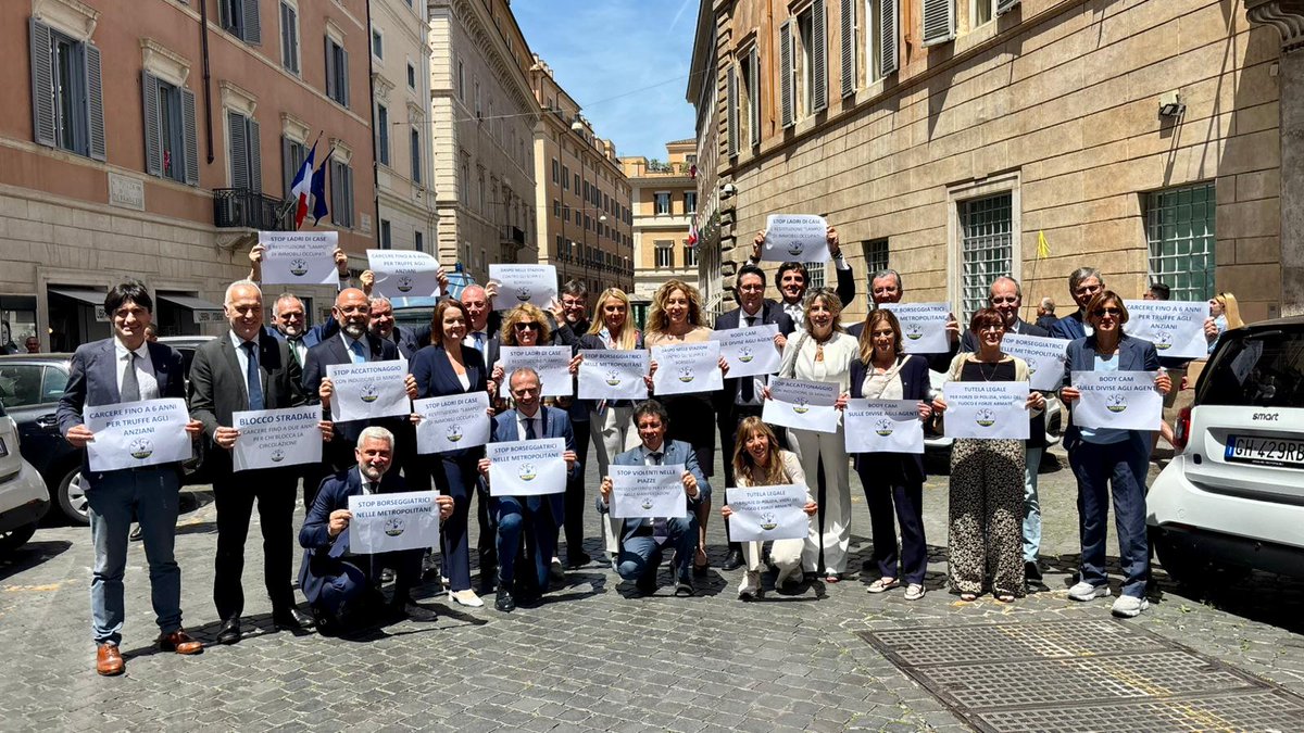 ManfrediPotenti's tweet photo. 🔵IL #DECRETOSICUREZZA È #APPROVATO🔵
Il #SENATO vota la #FIDUCIA ed #APPROVA la #LEGGE di conversione del DECRETO SICUREZZA !!
https://t.co/fzXM6DvA74 https://t.co/jf3ZxVXtxy