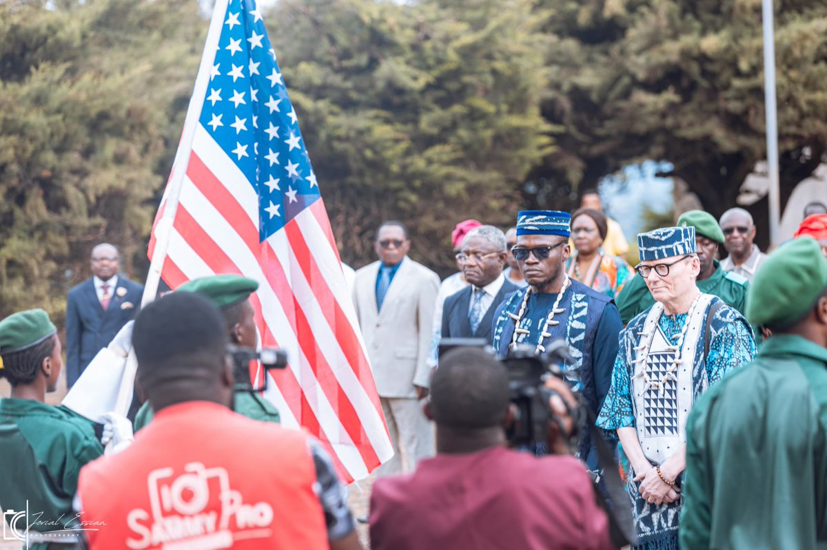 Univ_Dschang's tweet photo. Les hymnes du Cameroun et des États-Unis d’Amérique ont retenti à l’UDs, en l’honneur de la visite du Prix Nobel d’économie 2024, Pr. James A. Robinson.

#JamesRobinson #UDs2025 #DiplomatieAcadémique #ExcellenceAfricaine https://t.co/HqbENqu366