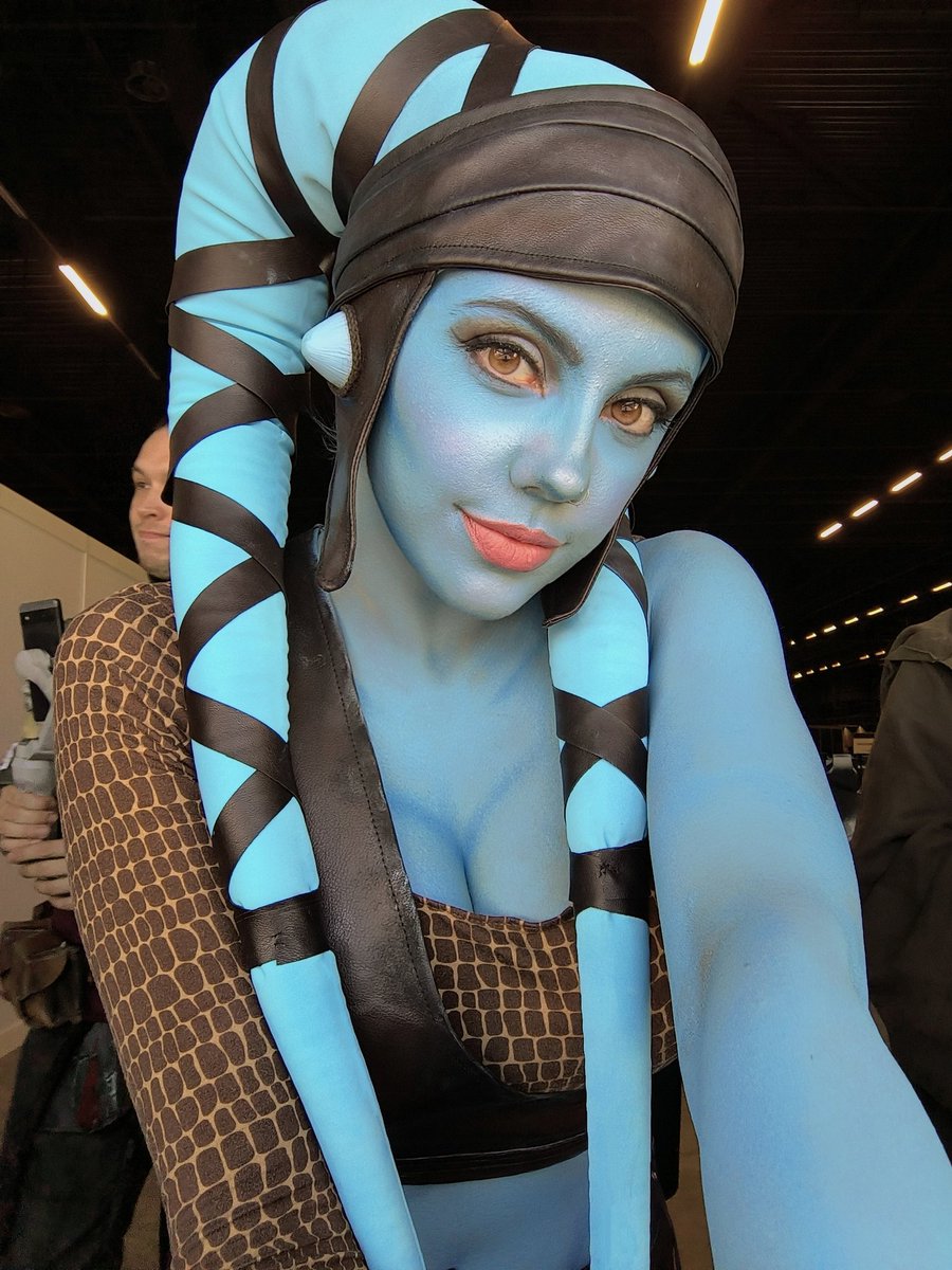 Snippycosplay's tweet photo. I'm a shapeshifter 
#StarWars #AaylaSecura #cosplay https://t.co/xsmAc3eRLC