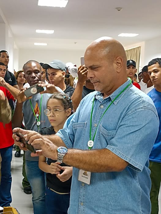 Cuando pones la Patria delante de todo interés personal tu pueblo te ama y el enemigo te respeta. 

Hoy está de cumpleaños el Héroe de la República de Cuba Gerardo Hernández Nordelo o Gerardo de Los Cinco, como cariñosamente lo conocemos todos.

Muchas felicidades.