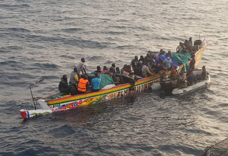 AFRICA24TV's tweet photo. 🇬🇼#GuinéeBissau, Une pirogue transportant 56 migrants clandestins en route vers l’#Europe a été interceptée au large de #Cacheu par la Garde nationale. Parmi les passagers figuraient des Bissau-Guinéens, des #Sénégalais et des #Guinéens, dont des femmes et un enfant. Ils ont été placés en garde à vue à Cacheu, en attendant leur transfert vers Bissau.