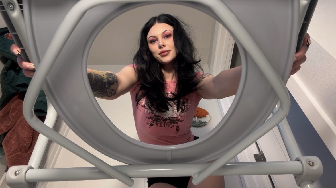 Would you be a human toilet for me? 

Repost if yes 🫶🏼