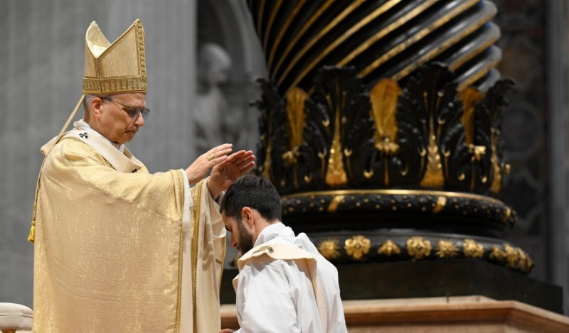 “Vorrei dire, specialmente ai giovani, di non aspettare, ma di rispondere con entusiasmo al Signore che ci chiama a lavorare nella sua vigna. Non rimandare, rimboccati le maniche, perché il Signore è generoso e non sarai deluso!”.

~ Papa Leone XIV 
04/06/2025

📸 Vatican Media