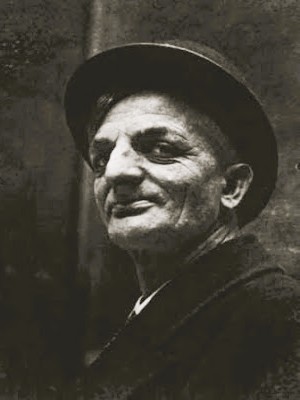 Schlummerlied

...
Nichts mehr sagen –
Nicht fragen –
Nichts wissen –
Augen zu.
Horch in dein Kissen:
Es atmet wie du.

Joachim Ringelnatz  
* 7. August 1883    † 17. November 1934