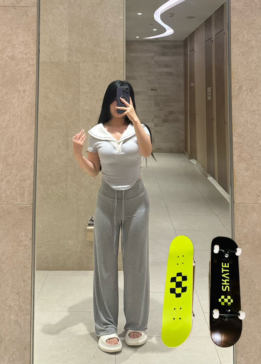 恭喜🎊跟了这么久的 #skate 、最近TGE了给
大家 抽三个滑板🛹

关注 <a href="/skate_chain/">Skate</a> 随便评论、点赞。

哈哈哈哈哈、想发这个照片、好瓜。