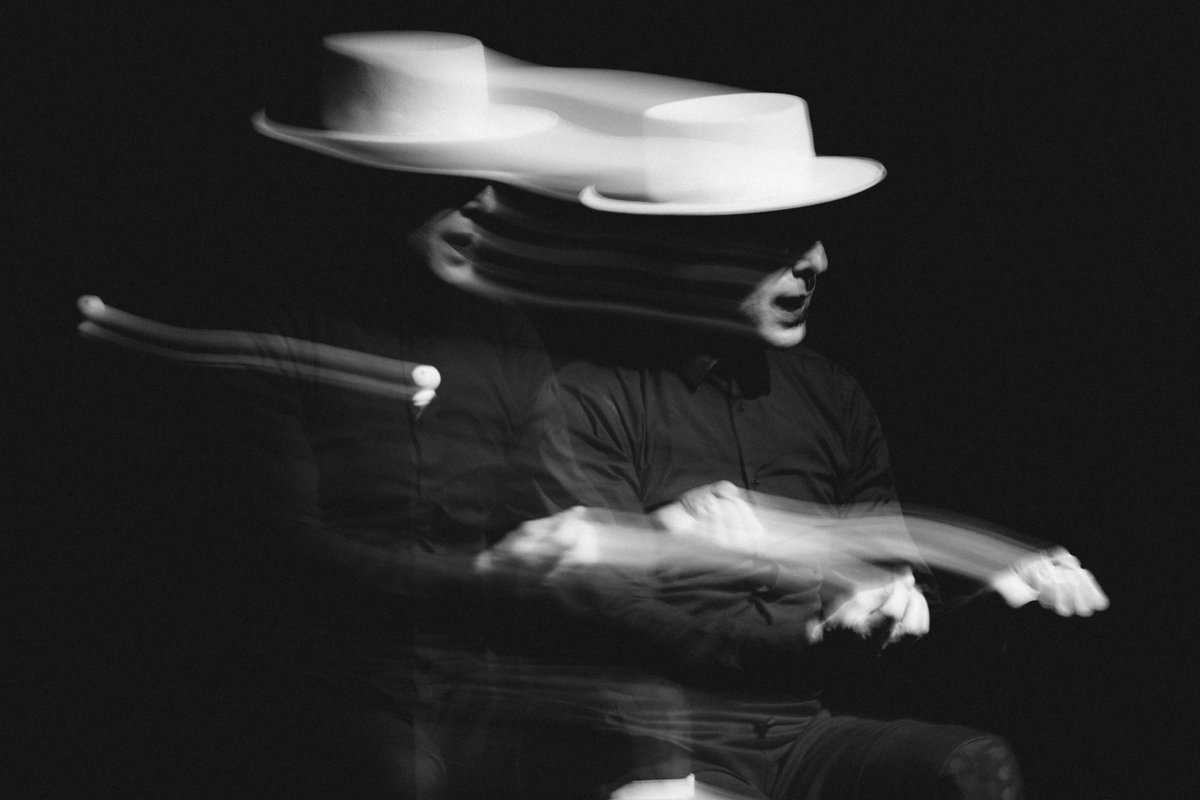 <a href="/AndresMarinFlam/">Andrés Marín</a> Vestido de blanco y negro y sin más acompañamiento que la guitarra de @barraganguitar, una silla y una luz, el bailaor volvió a desafiar los límites de la creación, transformando el escenario en un espacio sin fondo, donde su silueta se diluyó entre reflejos, escalas y silencios.