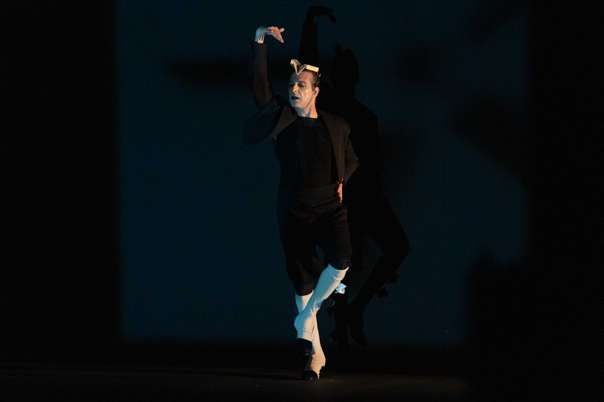 <a href="/AndresMarinFlam/">Andrés Marín</a> Una propuesta minimalista y radical convertida en un juego visual que nos invitó a entrar en su mundo por una rendija, como si el tiempo se detuviera entre sombras e ilusiones.

💫 La emoción vivida anoche en el Cortijo del Cuarto es solo el comienzo.