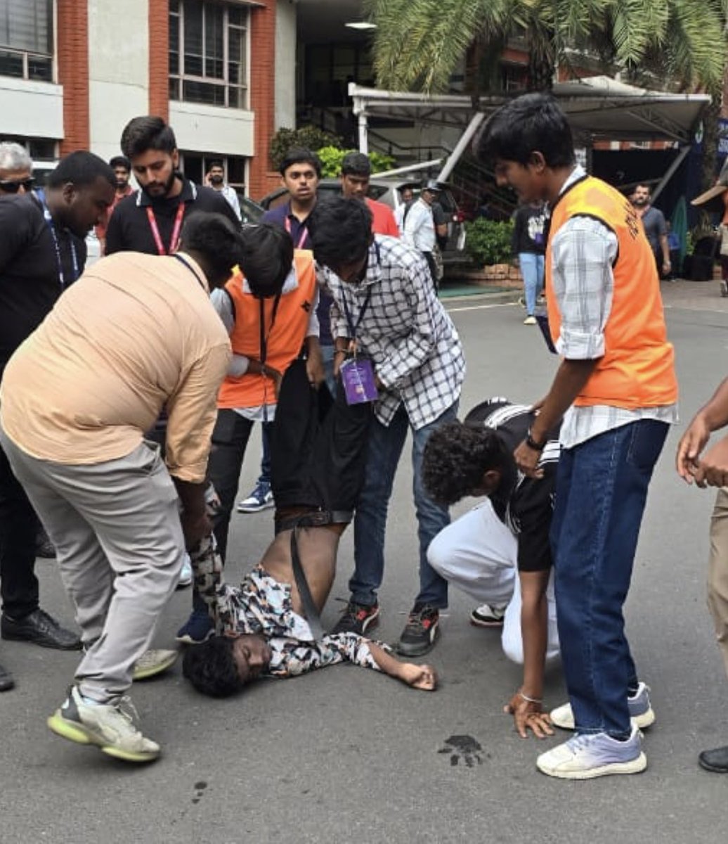 TOIBengaluru's tweet photo. Death toll in the stampede during RCB Victory celebrations in Bengaluru is said to have touched 8. Official confirmation awaited.

More than 40 persons injured. 

(📹 by TOI Asif)

@timesofindia https://t.co/QxSgHFkQA0