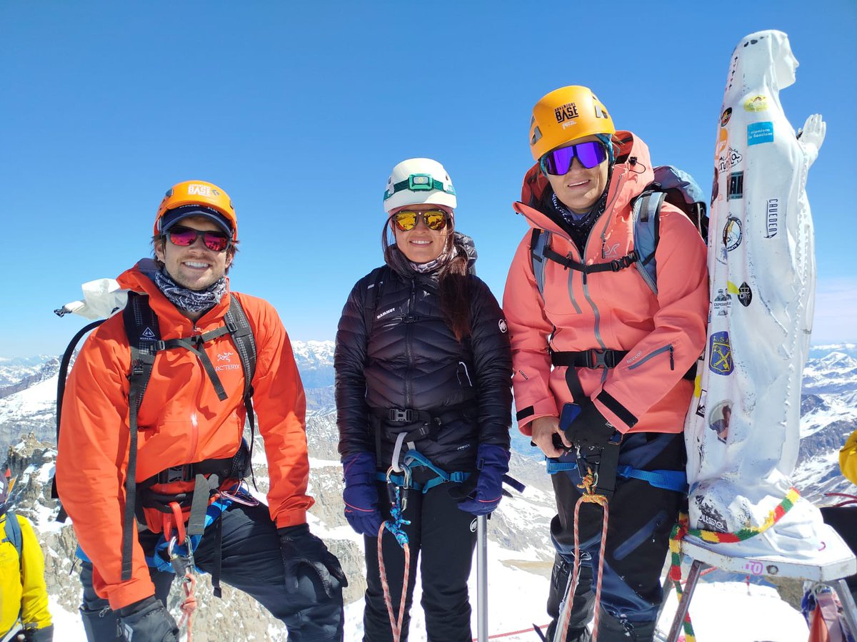 Team on the summit 4061m
📍Gran Paradiso 🇮🇹