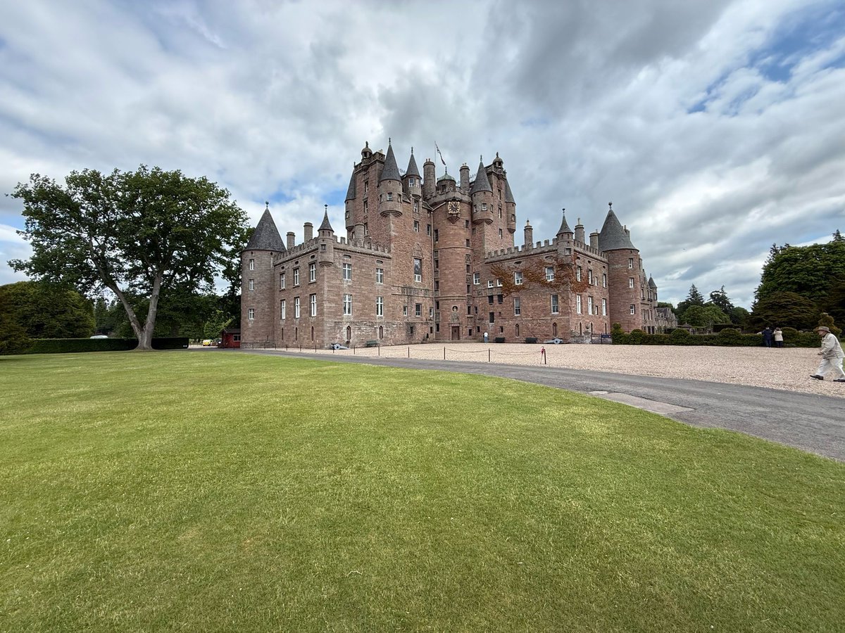 🏰 Just beyond the misty hills of Scotland lies Glamis Castle, a majestic fortress steeped in history and whispers of the past. Its ancient stones tell tales of royalty, mystery, and the supernatural. #GlamisCastle #Scotland #HistoryMystery #BespokeTours #PrivateTours