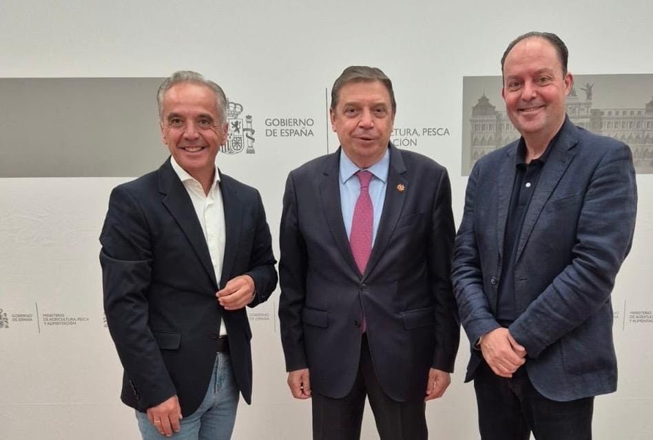 PSOE de Cádiz (@psoecadiz) on Twitter photo 🌹 Desde el PSOE de Cádiz, nuestro senador <a href="/AlfonsoMoscoso4/">Alfonso Moscoso</a> reclama medidas a la Junta para impulsar el relevo generacional en el campo.
📍Más información, en nuestra página web:
👉🏻 psoedecadiz.es/el-psoe-reclam… 🌹 Desde el PSOE de Cádiz, nuestro senador <a href="/AlfonsoMoscoso4/">Alfonso Moscoso</a> reclama medidas a la Junta para impulsar el relevo generacional en el campo.
📍Más información, en nuestra página web:
👉🏻 psoedecadiz.es/el-psoe-reclam…