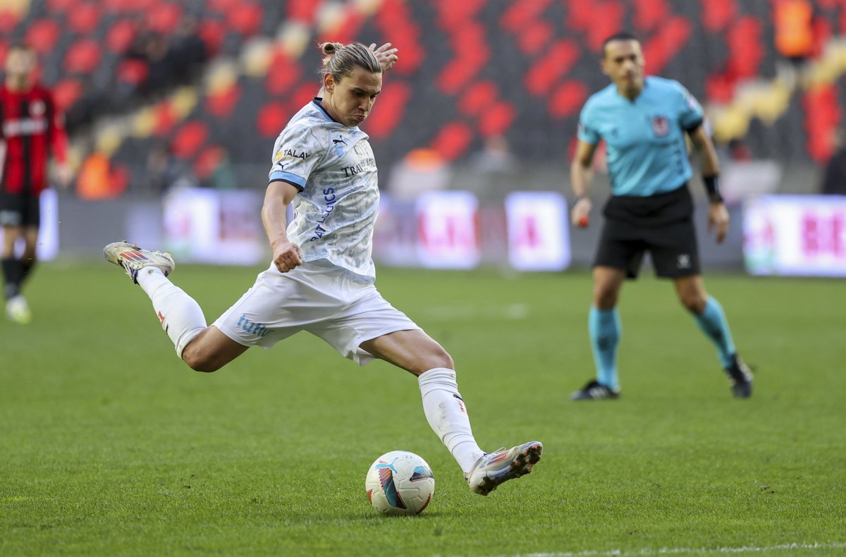 💥 Kocaelispor ilk transferini gerçekleştirdi.

Taylan Antalyalı ile her konuda anlaşmaya varıldı.