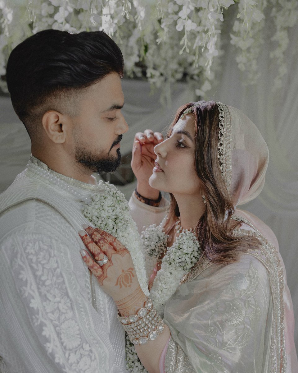 BollyTellyBuzz's tweet photo. .@eyehinakhan got married to beau Rocky Jaiswal in an intimate wedding ceremony today with close family and friends!

#HinaWedsRocky #HiRO #HinaKhan #RockyJaiswal

Photographer Credits: @knottingbells https://t.co/xXUDOOFNxg