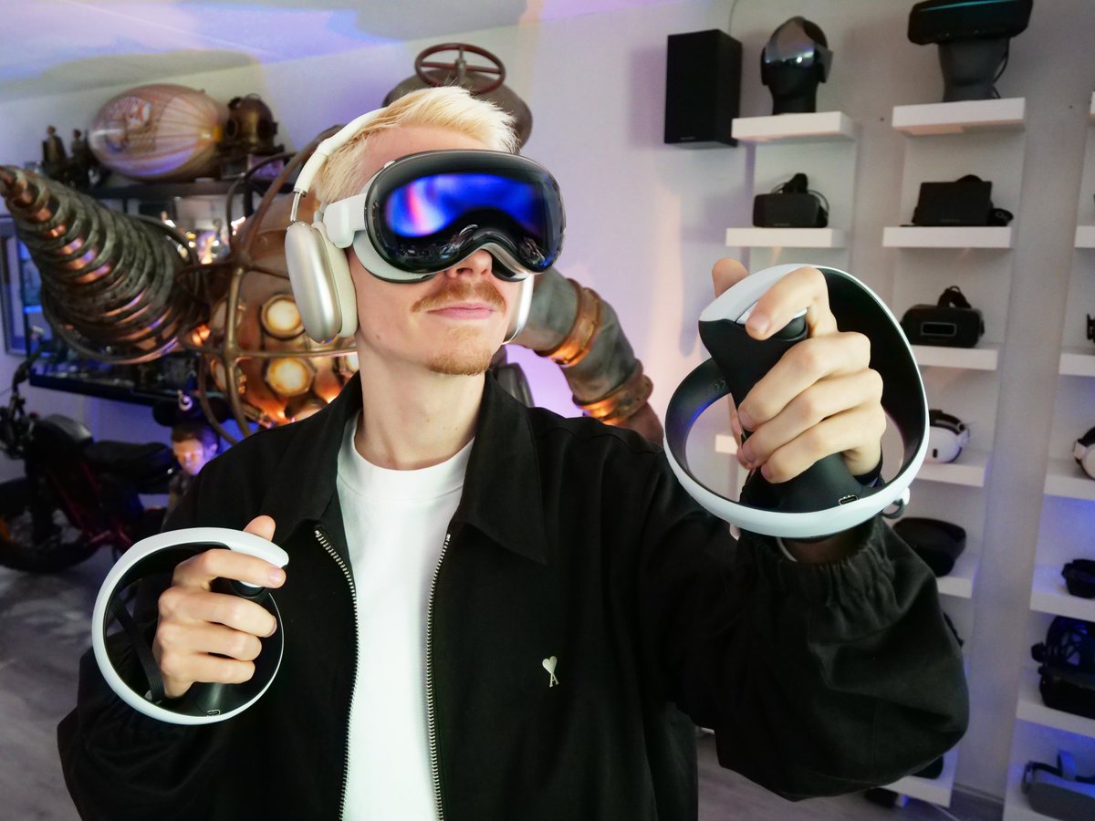 Hopefully this setup right here becomes a reality soon. I think pairing Apple Vision Pro with the PSVR2 controllers could be a game-changing combo.