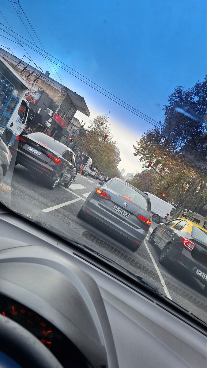 Hloudi's tweet photo. @gcba avenida  avellaneda dos carriles solo para circular, la policía donde esta? https://t.co/IQGcupqvy9