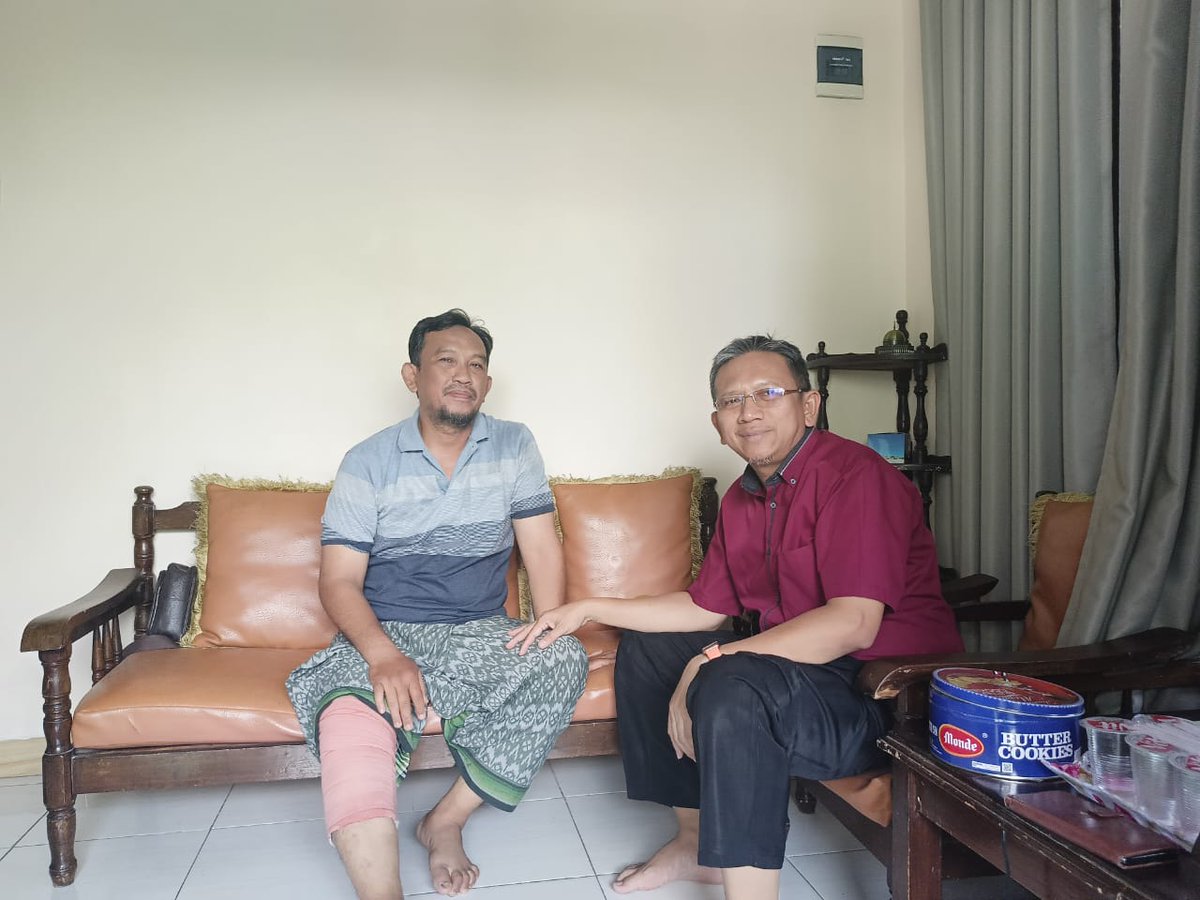 Membezuk akh M.Taufik Ramadhan yang mengalami kecelakaan pada Senin lalu. Syafahullah akhi